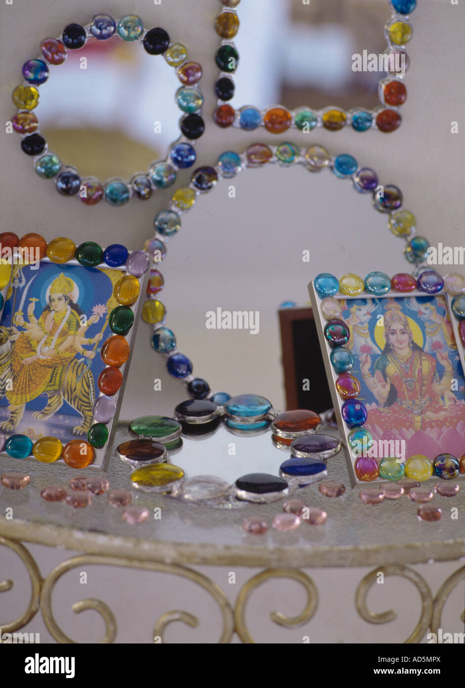 Cerca de pequeños espejos y marcos decorados con piedras de cristal de  color Fotografía de stock - Alamy