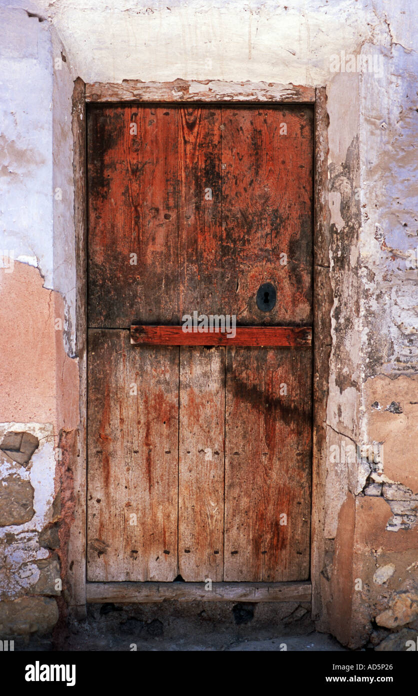 Un viejo y obviamente bien utilizado con una cerradura de puerta en Albarracín España Foto de stock