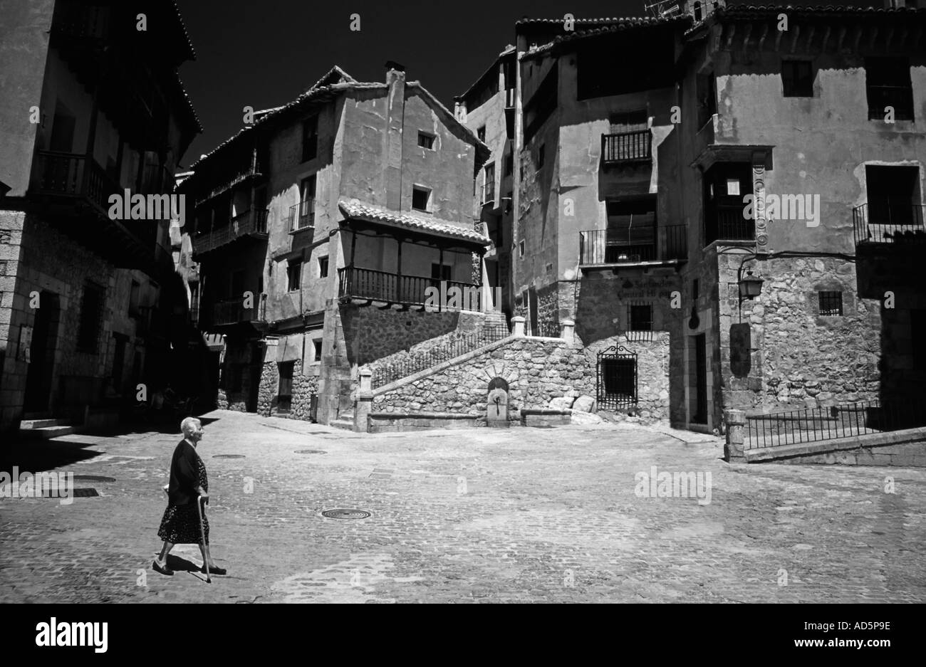 Una anciana cruzando la plaza principal de Albarracín España Foto de stock