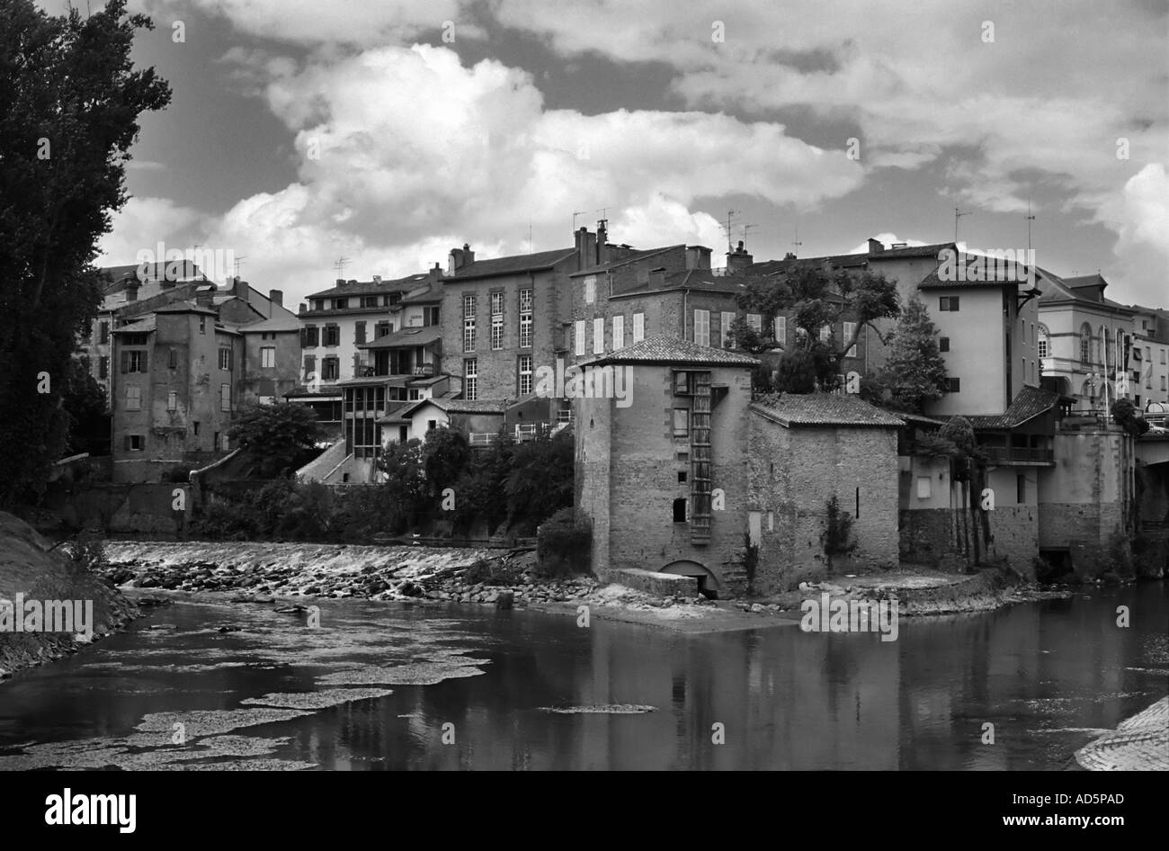Una imagen monocroma sobre el río de los edificios tradicionales en el centro de Mont de Marsan en Francia Foto de stock