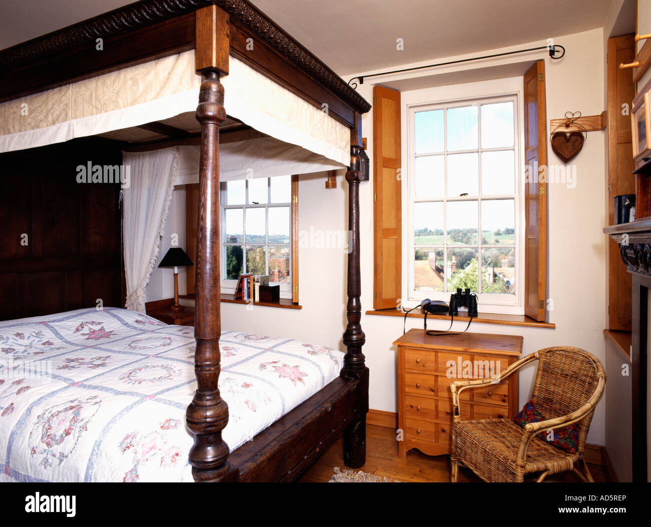 Cama con dosel de madera antigua en dormitorio con persianas de madera y ventanas Fotografía de stock - Alamy