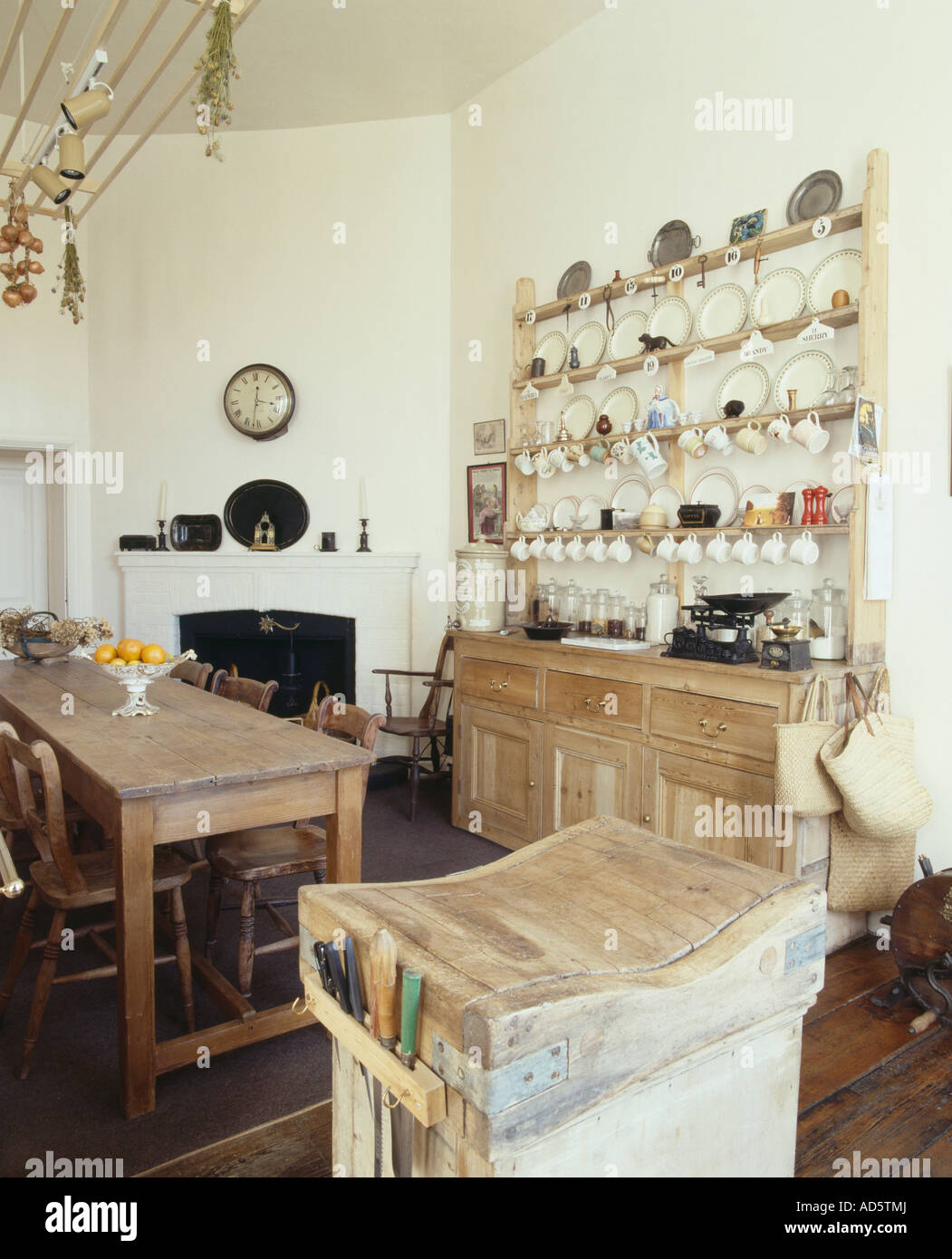 Antiguo bloque de carniceros y pino aparador de cocina con mesa y sillas de  madera Fotografía de stock - Alamy