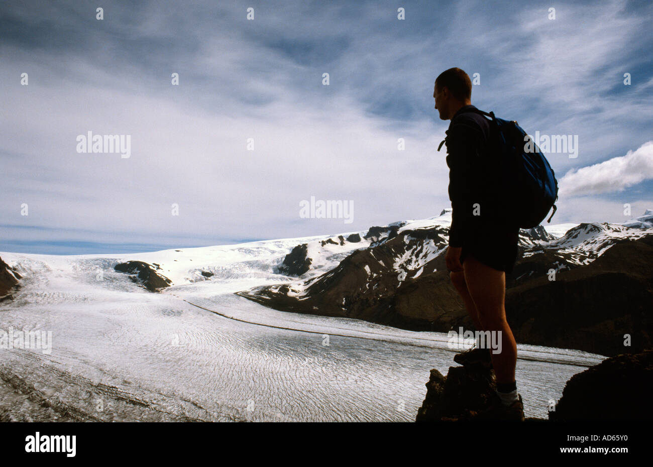 Photograper Doug Blane Walking Senderismo Senderismo Alpinismo en montaña en Islandia Foto de stock