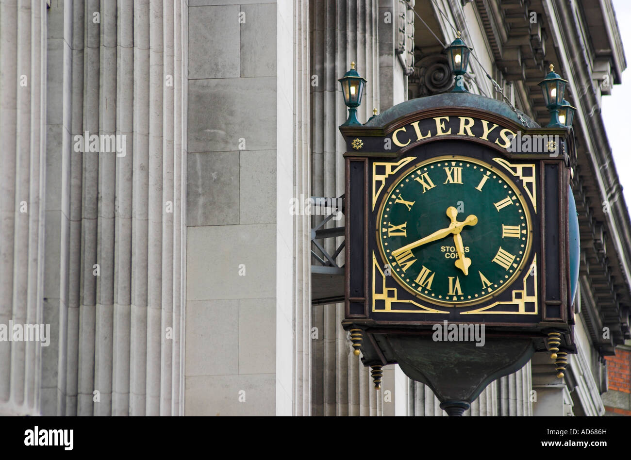 Clery s Clock en la parte delantera de Clery y Co Ltd department store O Connell Street Dublin County Dublin Irlanda Foto de stock