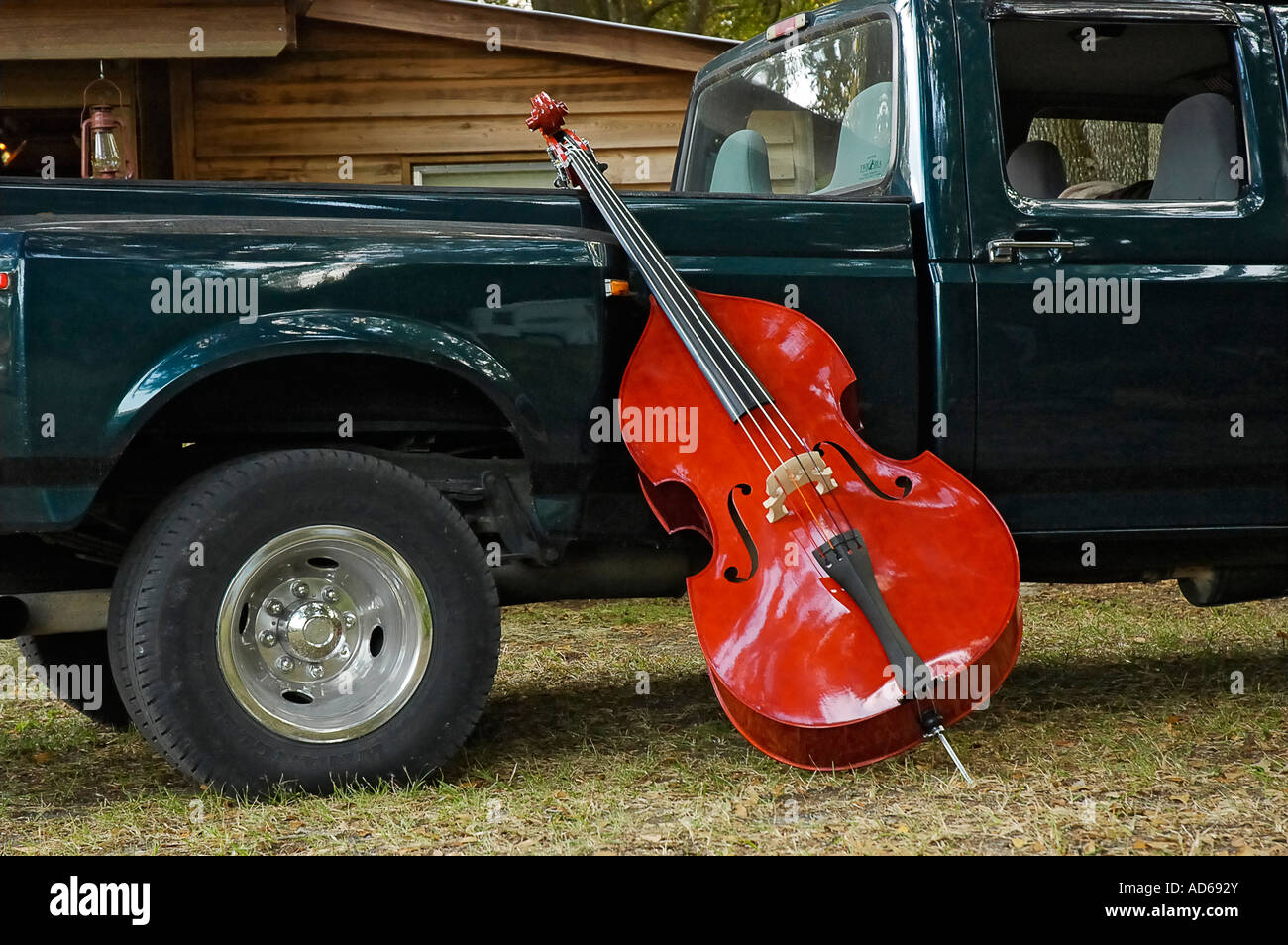 Violín bajo se inclina en camioneta durante el festival de música rural Foto de stock