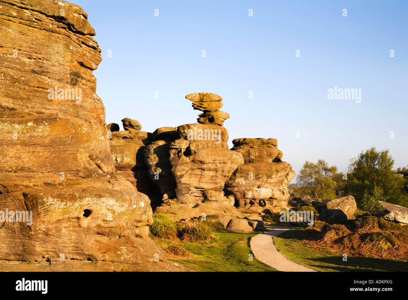 Extrañas formaciones rocosas en Brimham Rocks North Yorkshire, Inglaterra Foto de stock