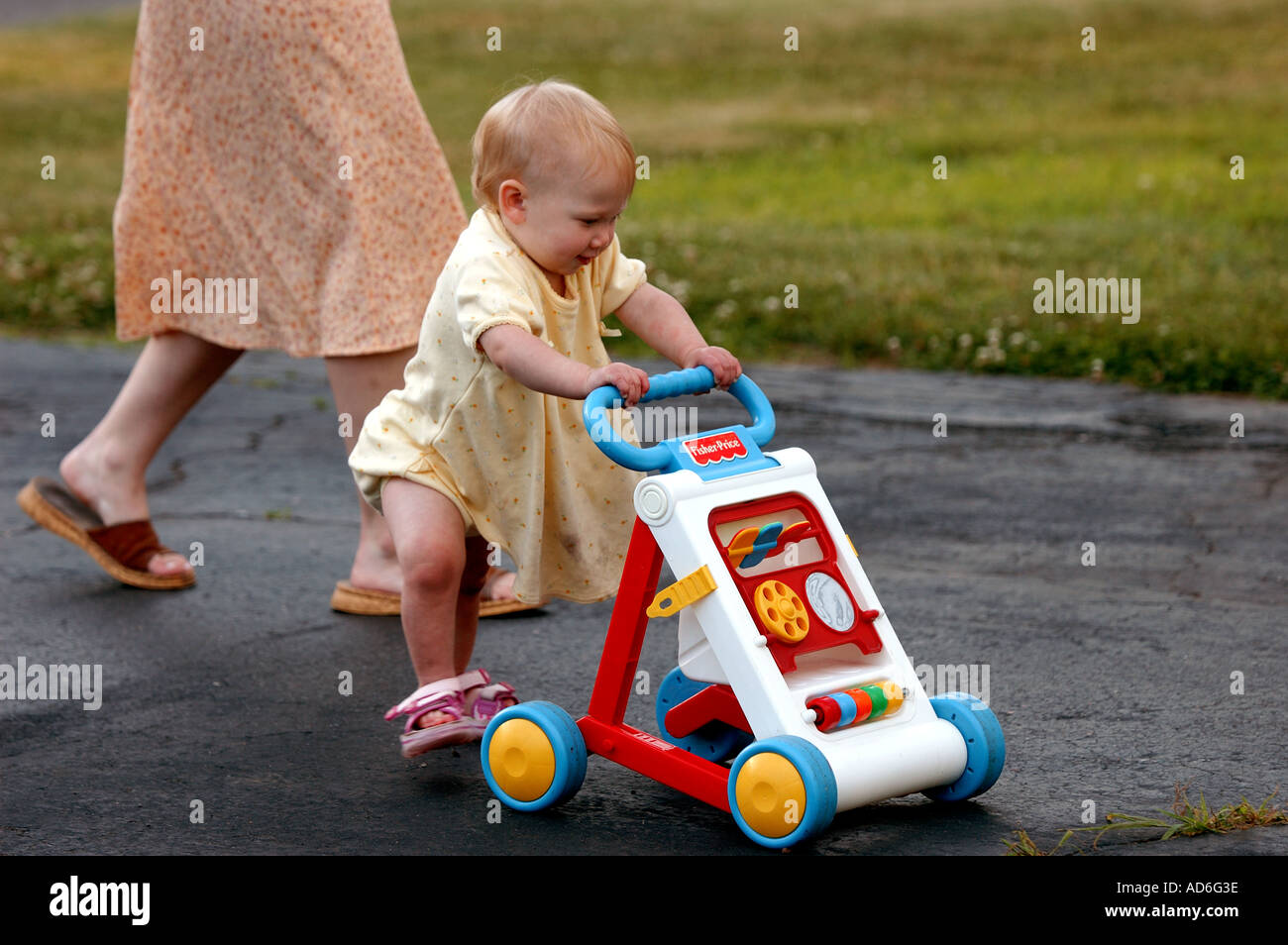 Bebe Nino Nino Primeros Pasos Caminar Paso Learing Caminar 1 Ano De Edad Uno Empujando A Empujar Walker Apoyo A Pie De Apoyo De La Pierna Del Bebe Fotografia De Stock Alamy