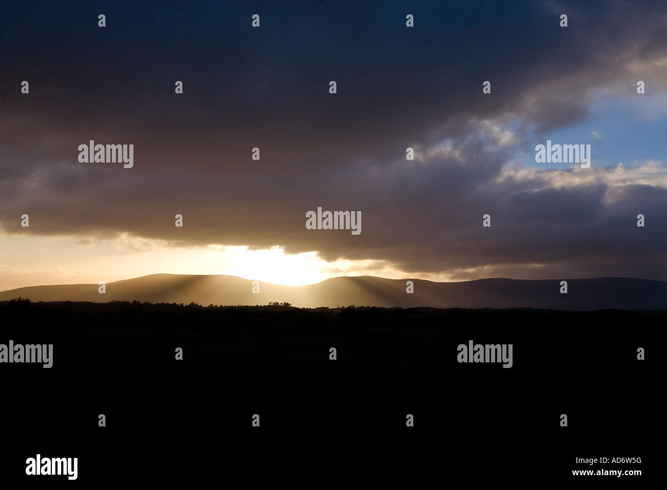 Moody atardecer sobre las montañas de Comeragh, Fotografiado cerca Drumlohan, Condado de Waterford, Irlanda Foto de stock