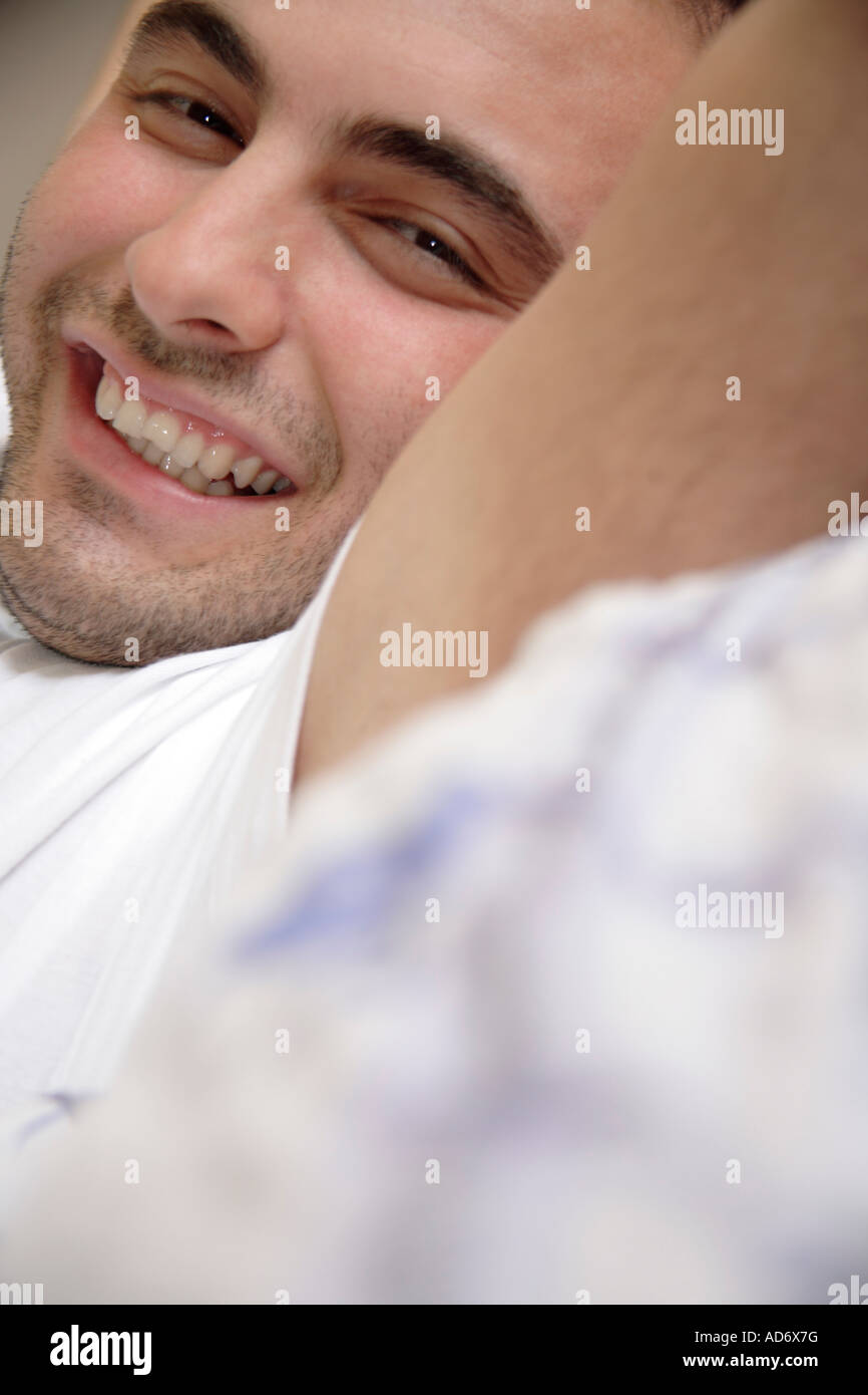 Estiramiento de la joven en la cama, sonriente Foto de stock