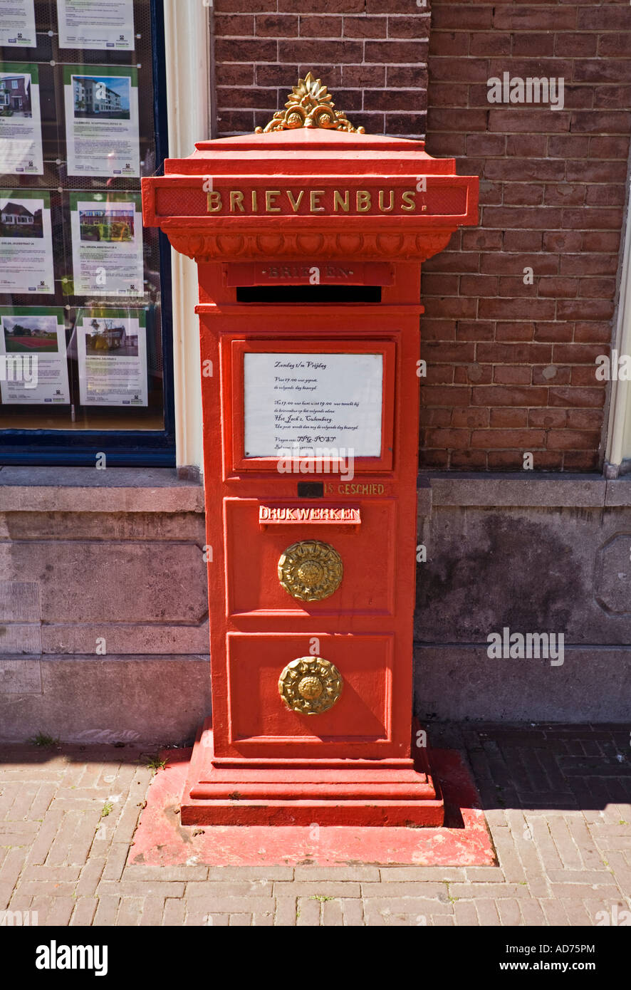 El viejo estilo holandés postbox en Holanda Europa Foto de stock
