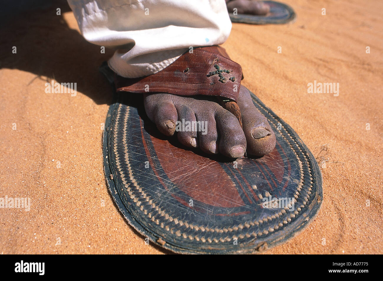 Argelia Sahara DJANET OASIS TUAREG portando grandes zapatos como zapatillas  para caminar MÁS FÁCIL Fotografía de stock - Alamy