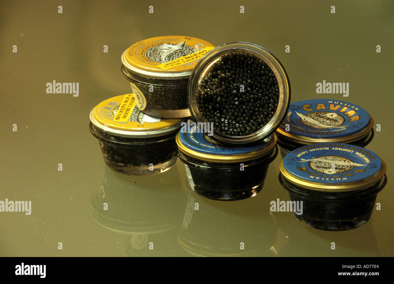 Rusia San Petersburgo diferentes tipos de 50 gramos de latas de caviar Foto de stock