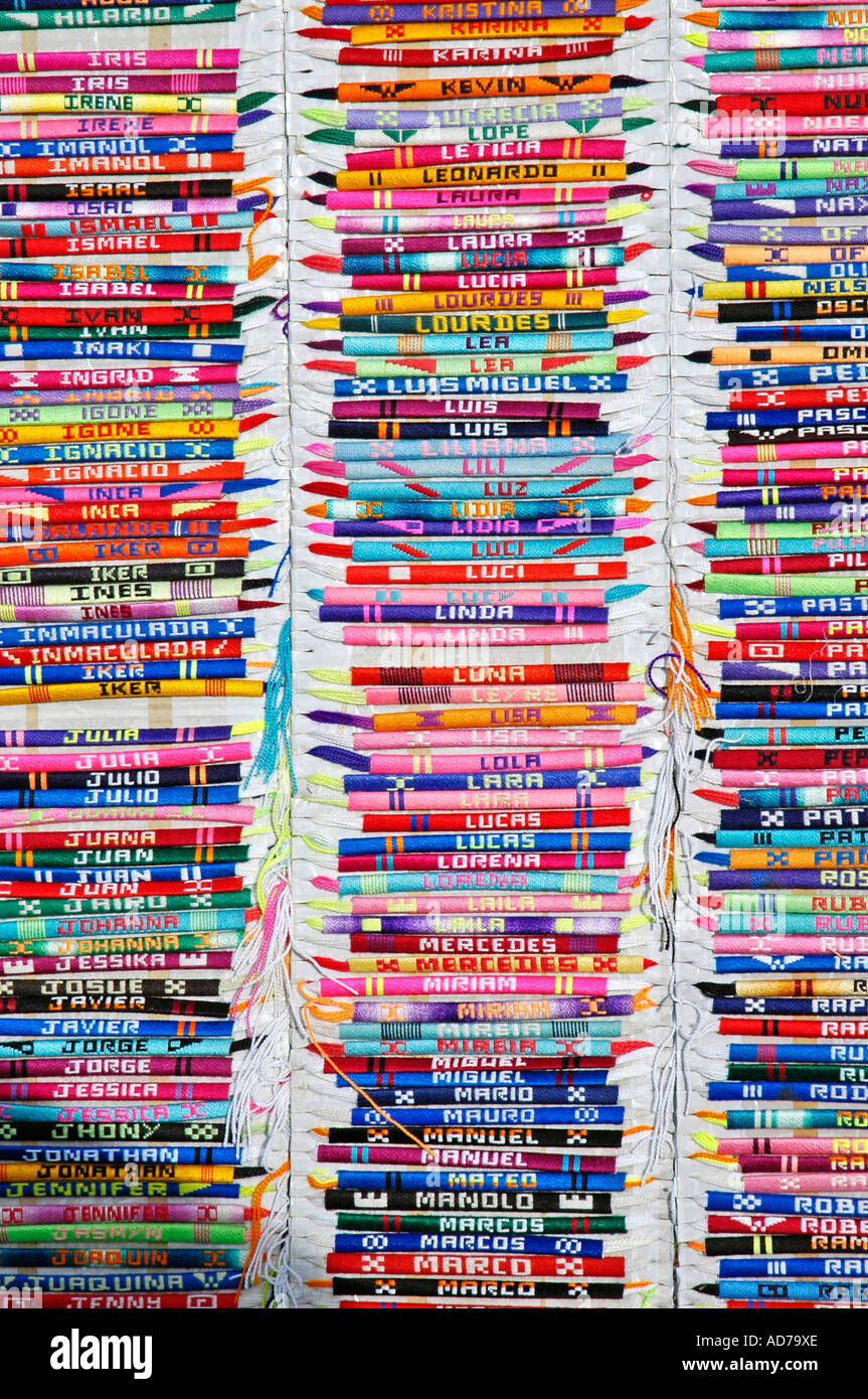 Coloridas pulseras de tela con nombres se venden en un mercadillo en  España, pulseras de la amistad Fotografía de stock - Alamy