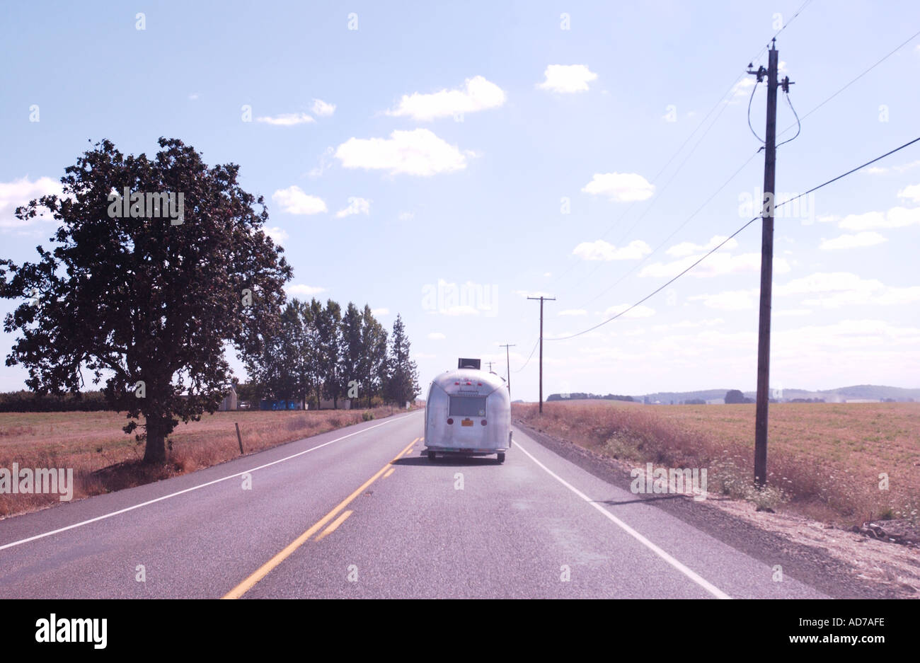 Remolque Airstream en open country road Foto de stock