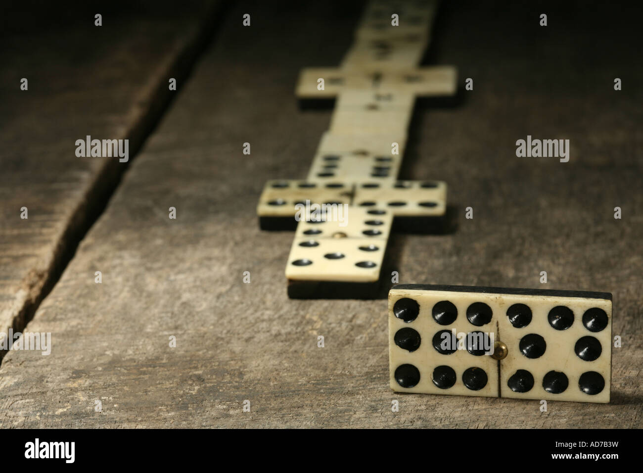 El juego del dominó, muy antigua hecha a mano piezas de dominó que vaya hasta  9 el jugador tiene un peice izquierda pero no puede ir Fotografía de stock  - Alamy