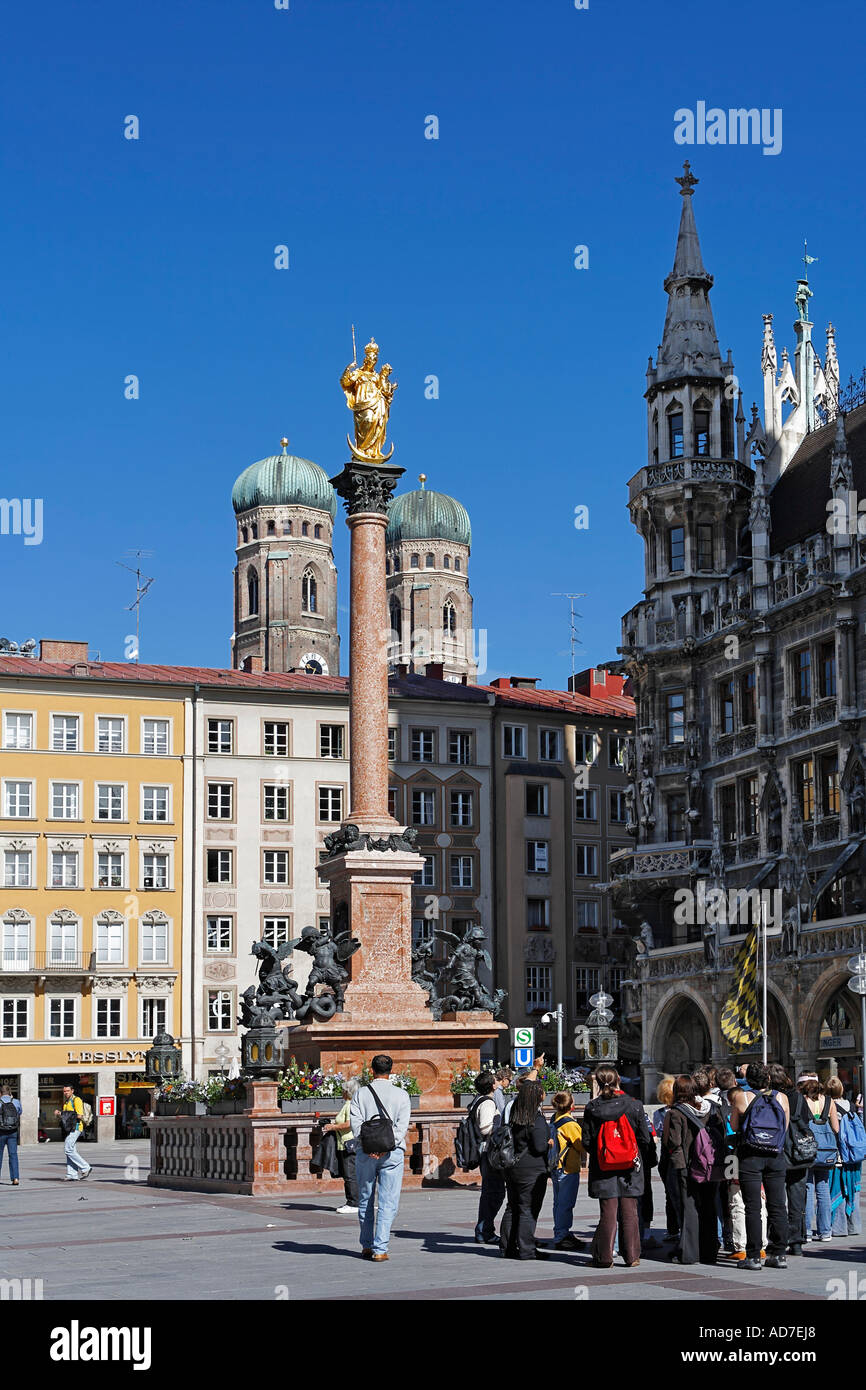 La columna de Santa María y la iglesia de Nuestra Señora de Marienplatz München Munich Bavaria Alemania Foto de stock