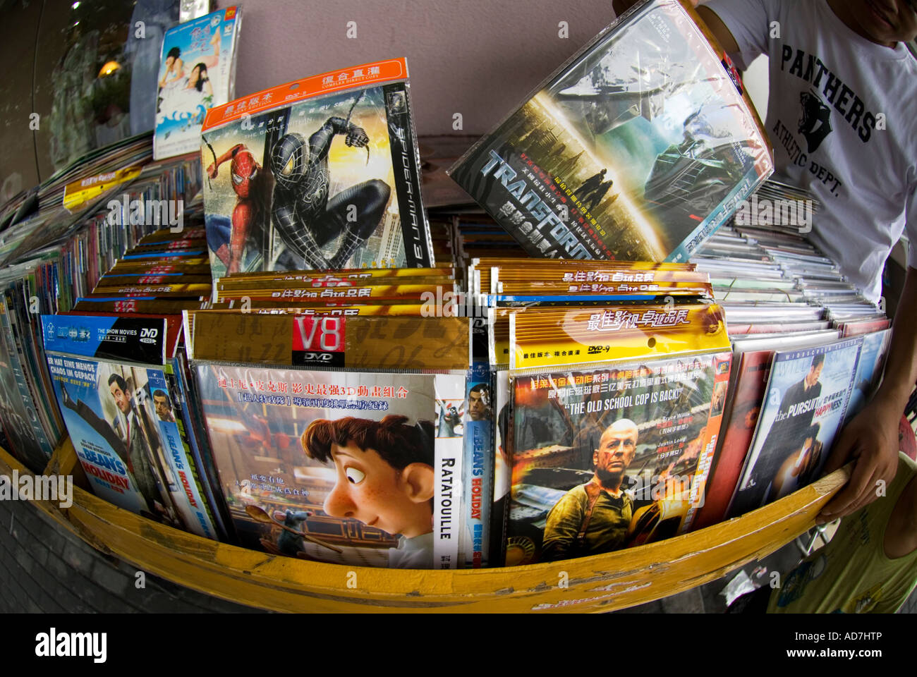 Falsificación de películas de DVD para la venta en un establo en Shanghai  Street Fotografía de stock - Alamy