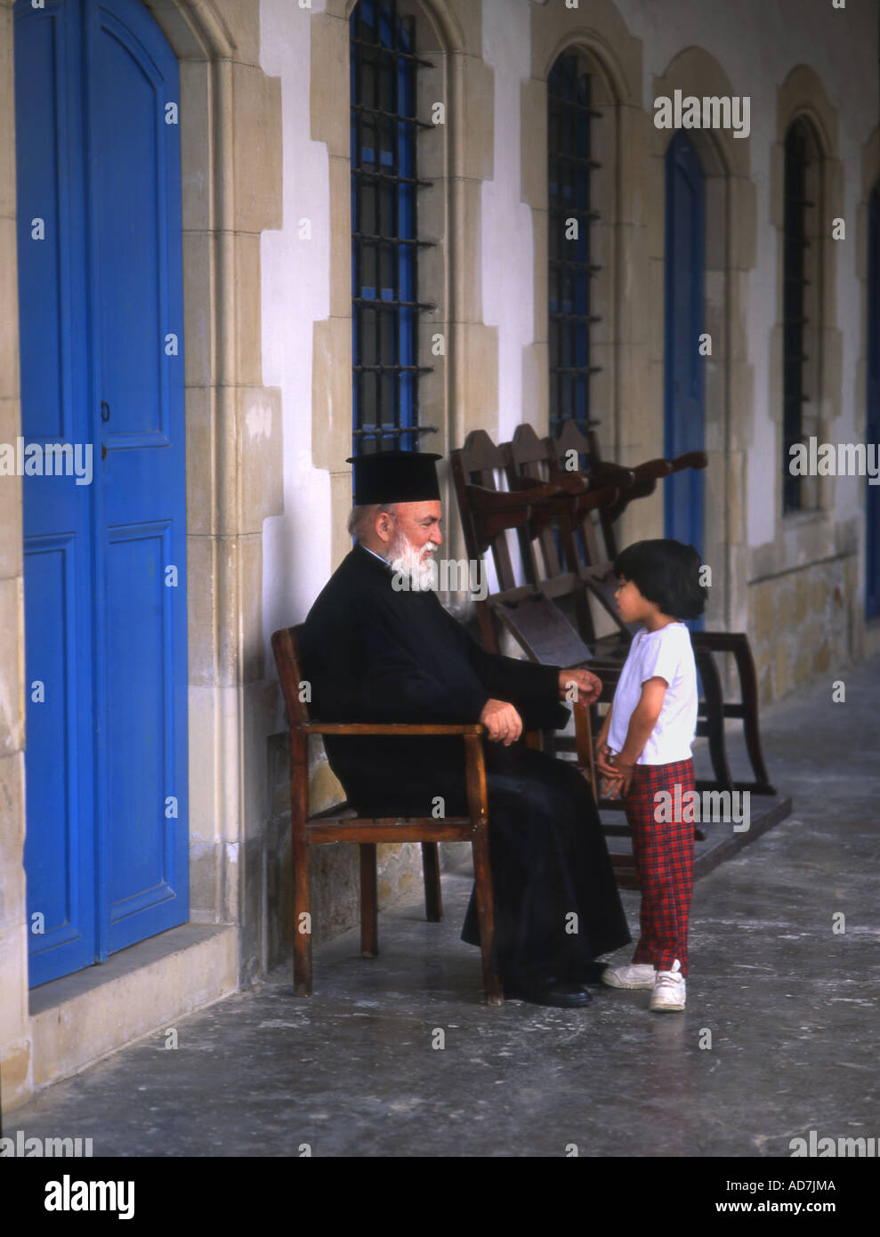 Chipre. Larnaka. Sacerdote hablando al niño. Iglesia Larzaros Avios. Foto de stock