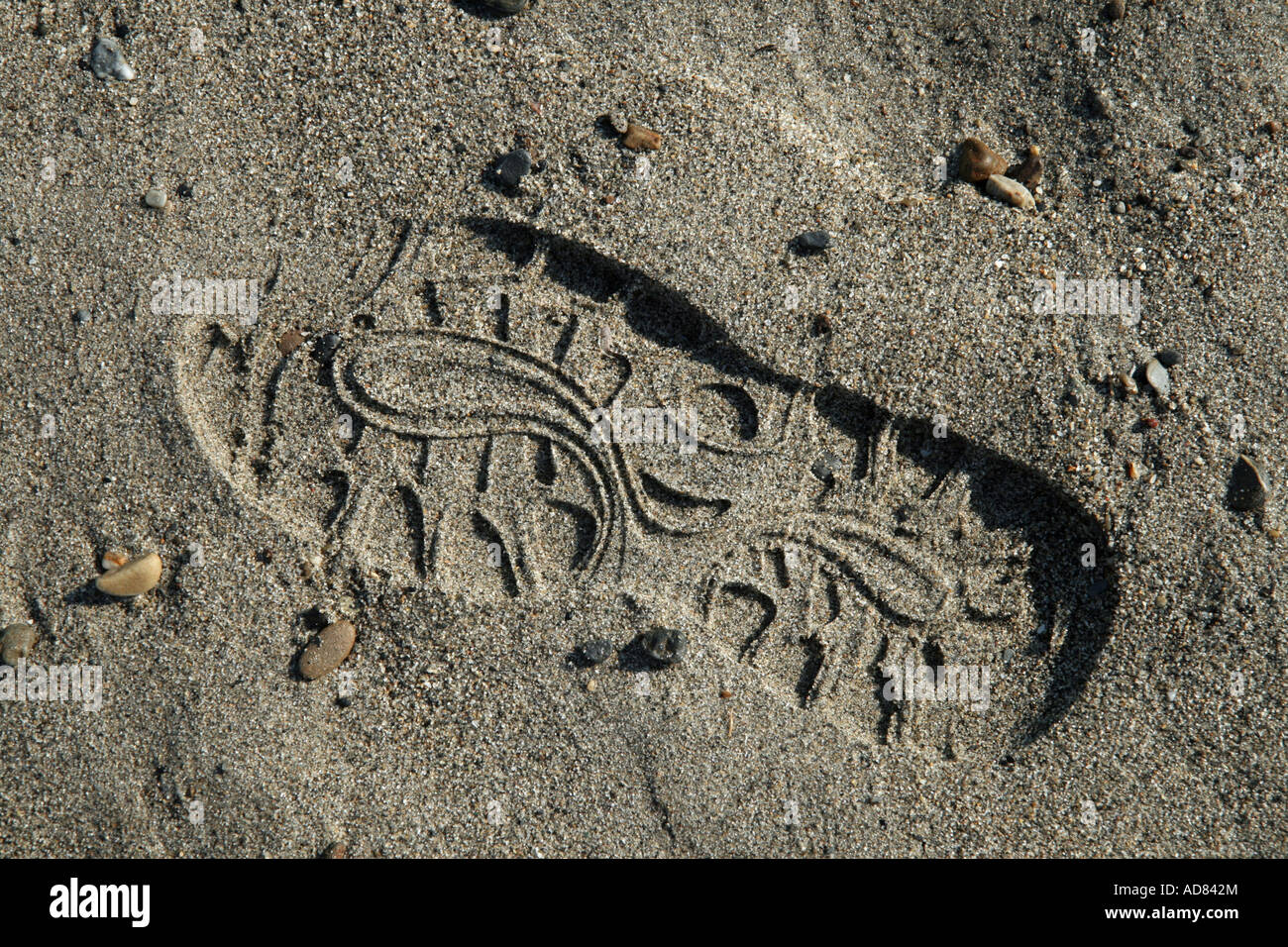 Shoeprint en la arena en la playa de Platanias, Creta, Grecia Foto de stock