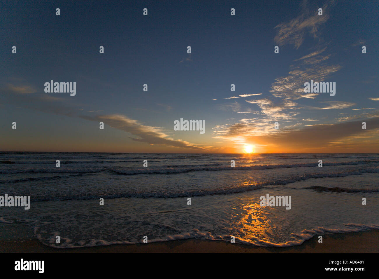 Amanecer sobre el Océano Atlántico, en la playa norte, cerca de San Agustín, Florida, EE.UU. Foto de stock