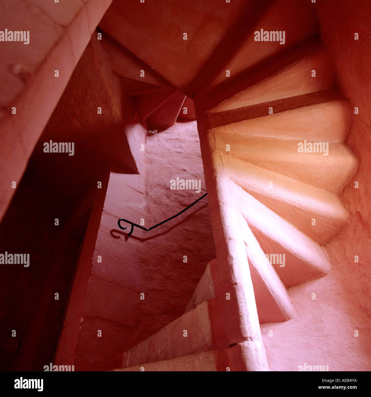 Escalera de caracol de piedra rosa en un castillo escocés Foto de stock