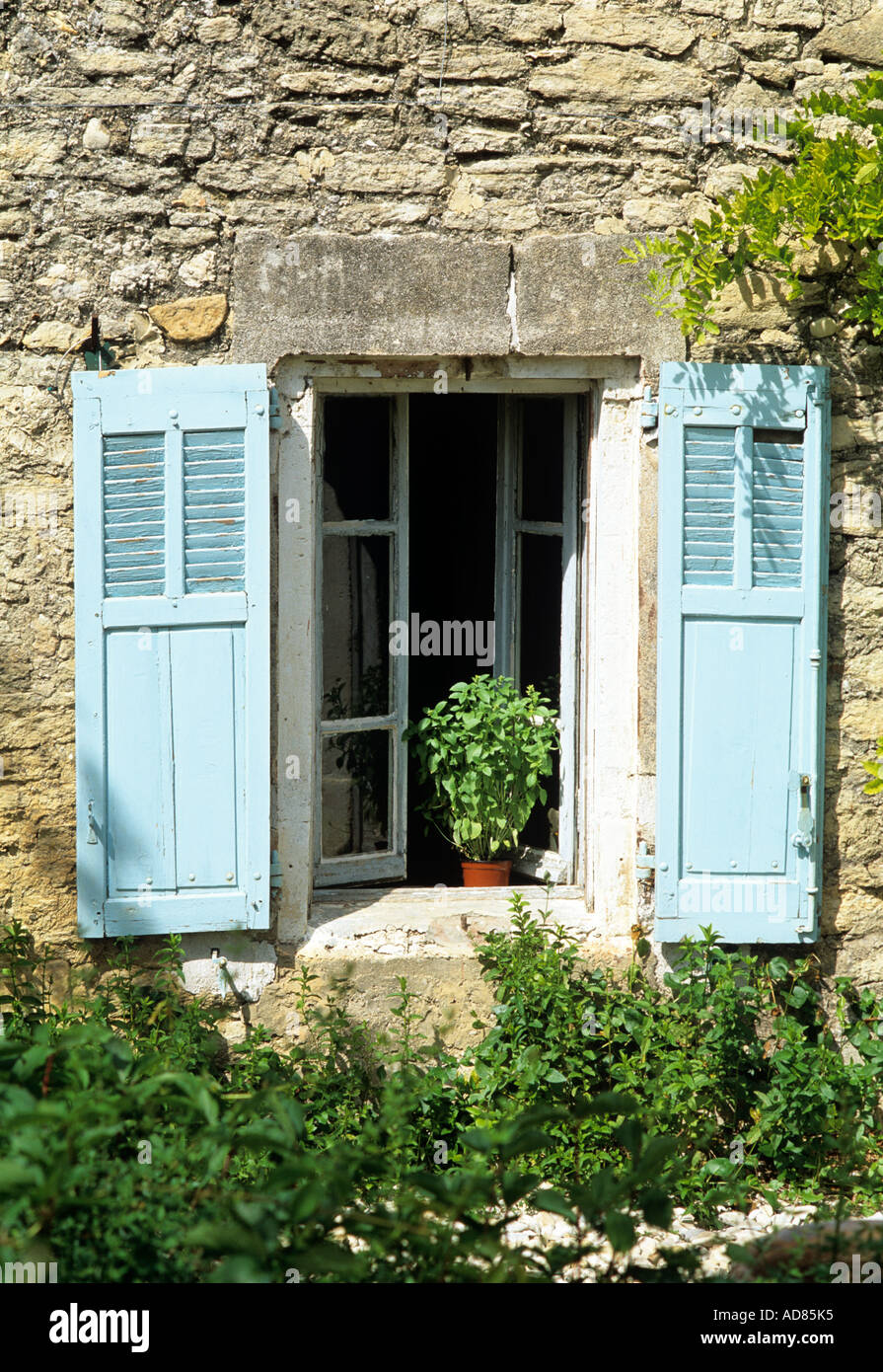 Contraventanas azules en la ventana de una casa provenzal de piedra  tradicional, Francia Fotografía de stock - Alamy