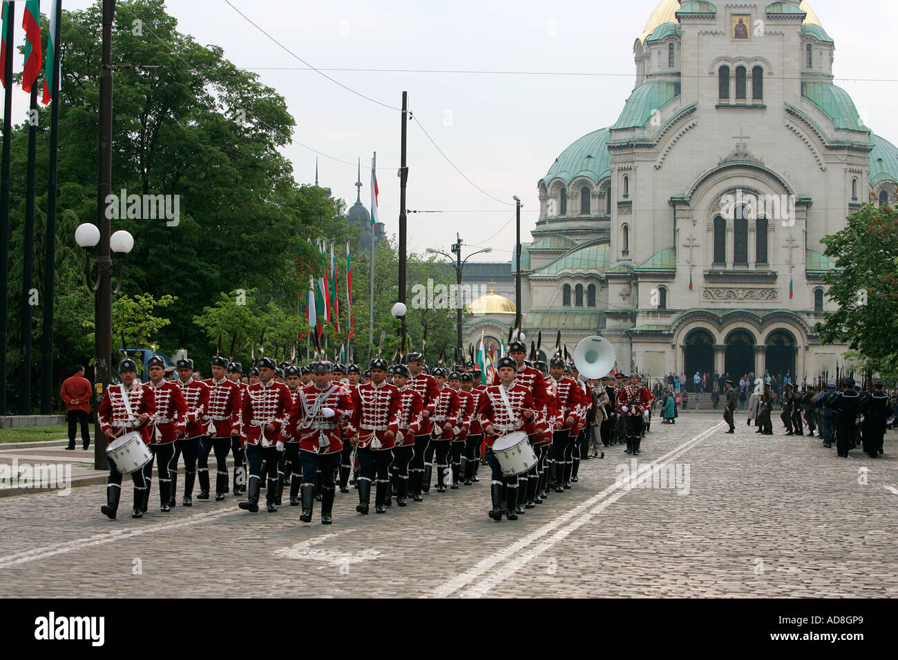 Jugar brass band ceremonias ceremonia musical instrumentos musicales entretienen a golpe de sonido guardias marzo en el paso en el desfile militar Foto de stock