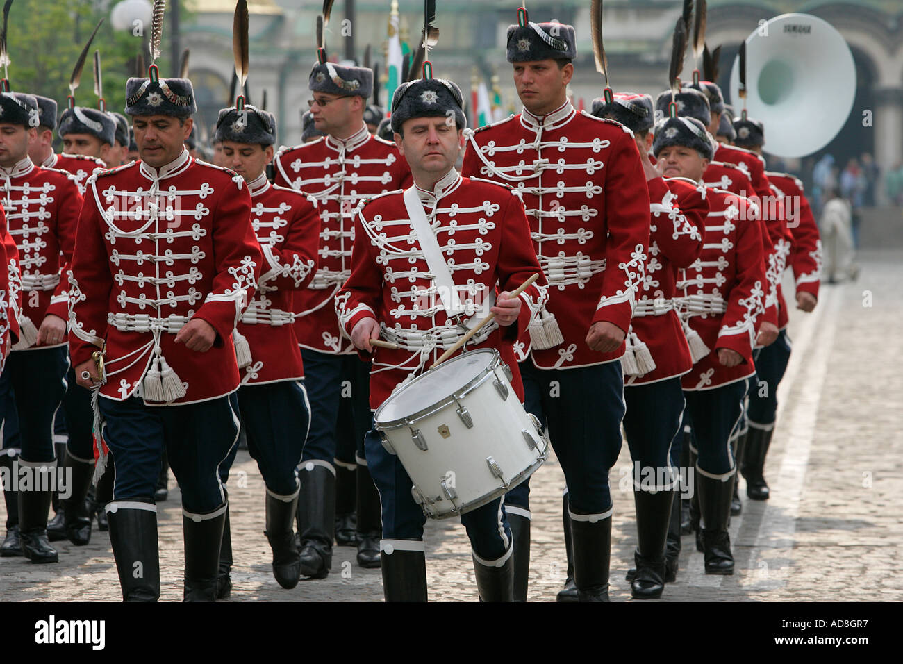 Jugar brass band ceremonias ceremonia musical instrumentos musicales entretienen a golpe de sonido guardias marzo en el paso en el desfile militar Foto de stock