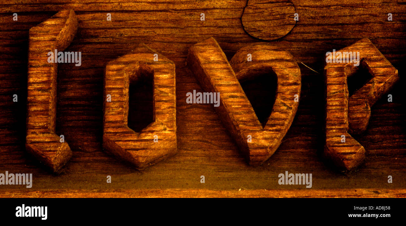 Palabra Amor de madera tallada en una iglesia porche Foto de stock