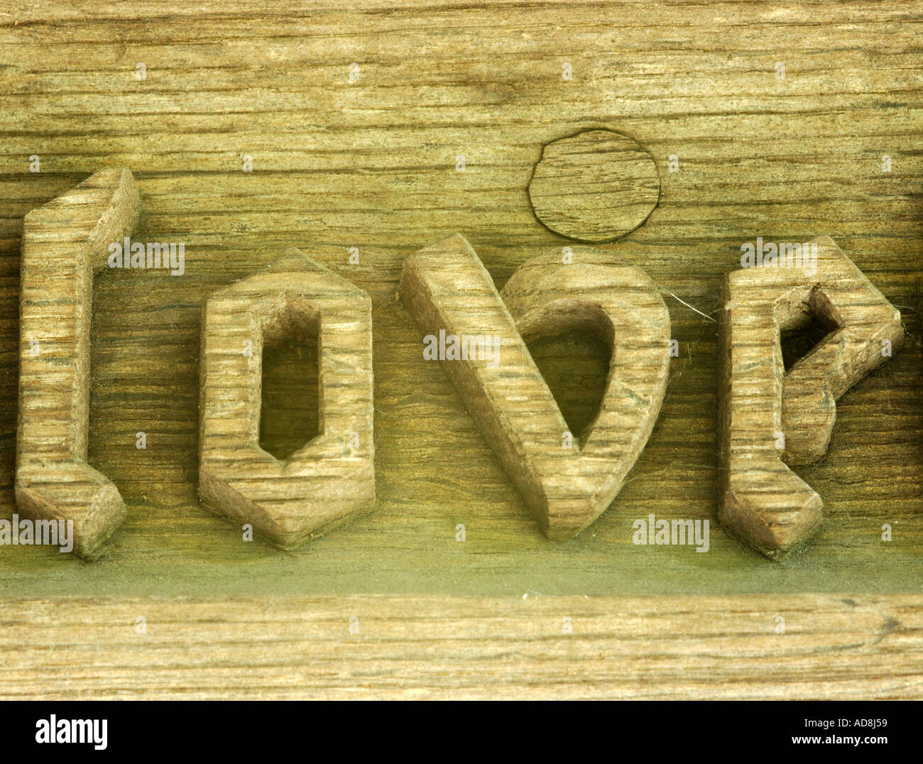 Palabra Amor de madera tallada en una iglesia porche Foto de stock