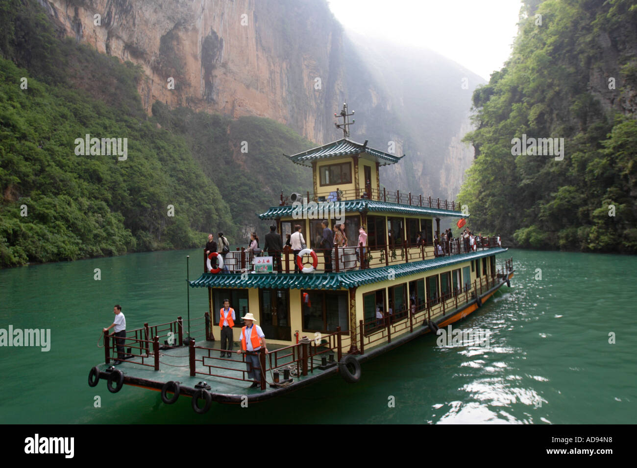 Barco turístico en las tres pequeñas gargantas, Río Daning, China. Foto de stock