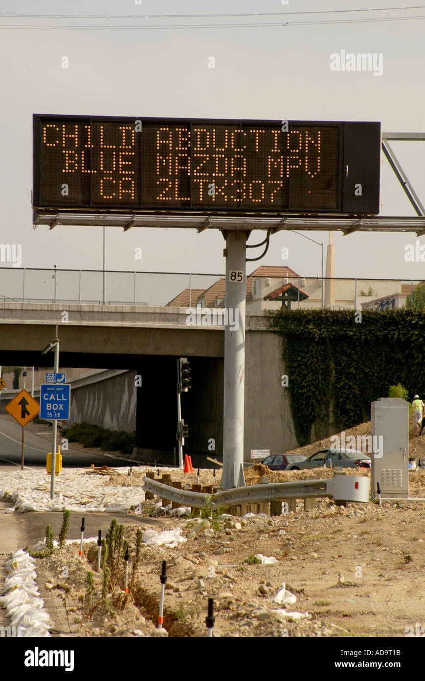 Un cartel electrónico a lo largo de la autopista 405 en Irvine California anuncia una Alerta Ámbar de un niño secuestrado Foto de stock