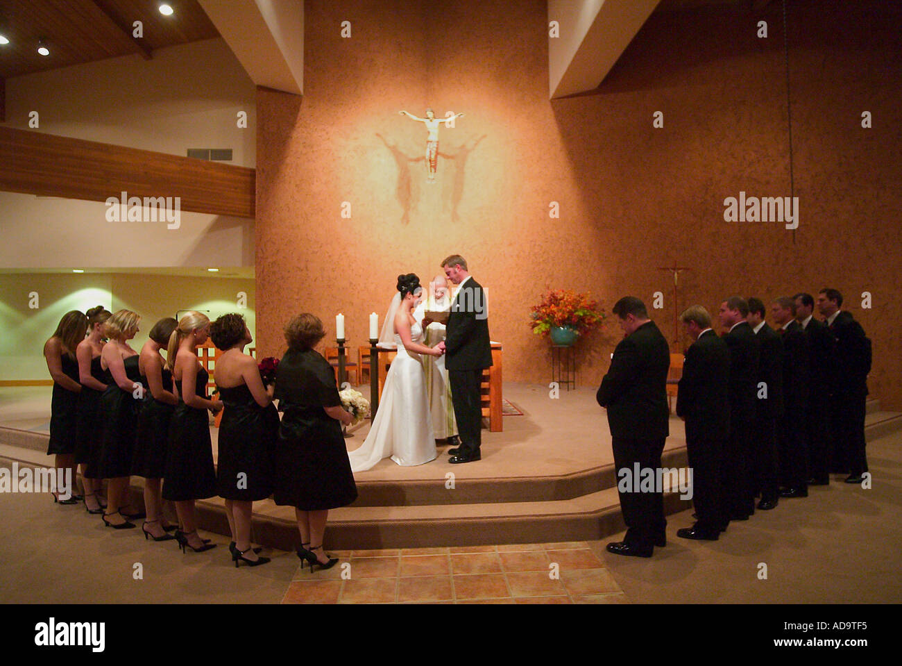 Las damas de honor y padrino flanquean la celebración de una boda católica formal en Irvine California Foto de stock