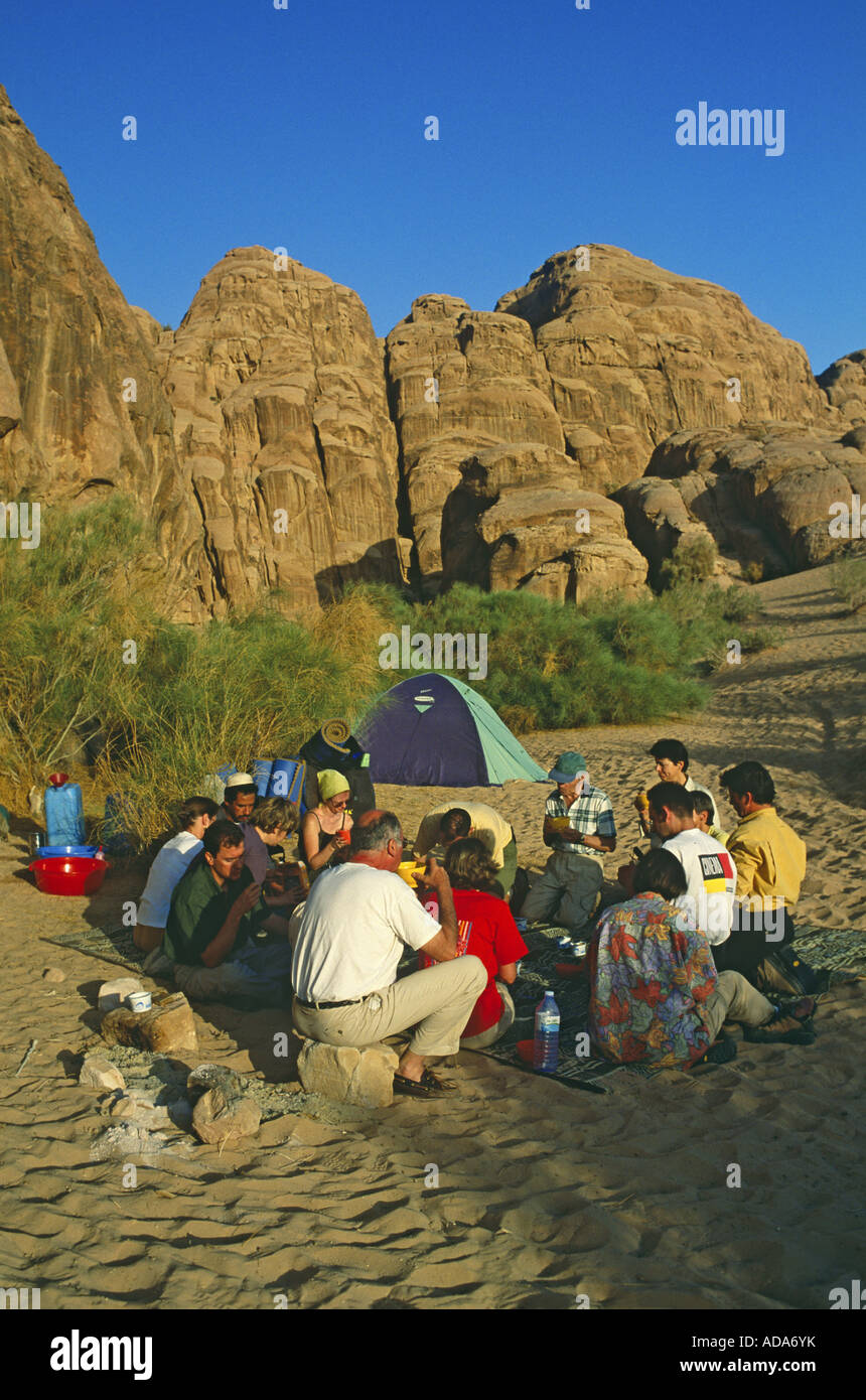 Campamento turístico en el desierto de Wadi Rum, Jordania Foto de stock