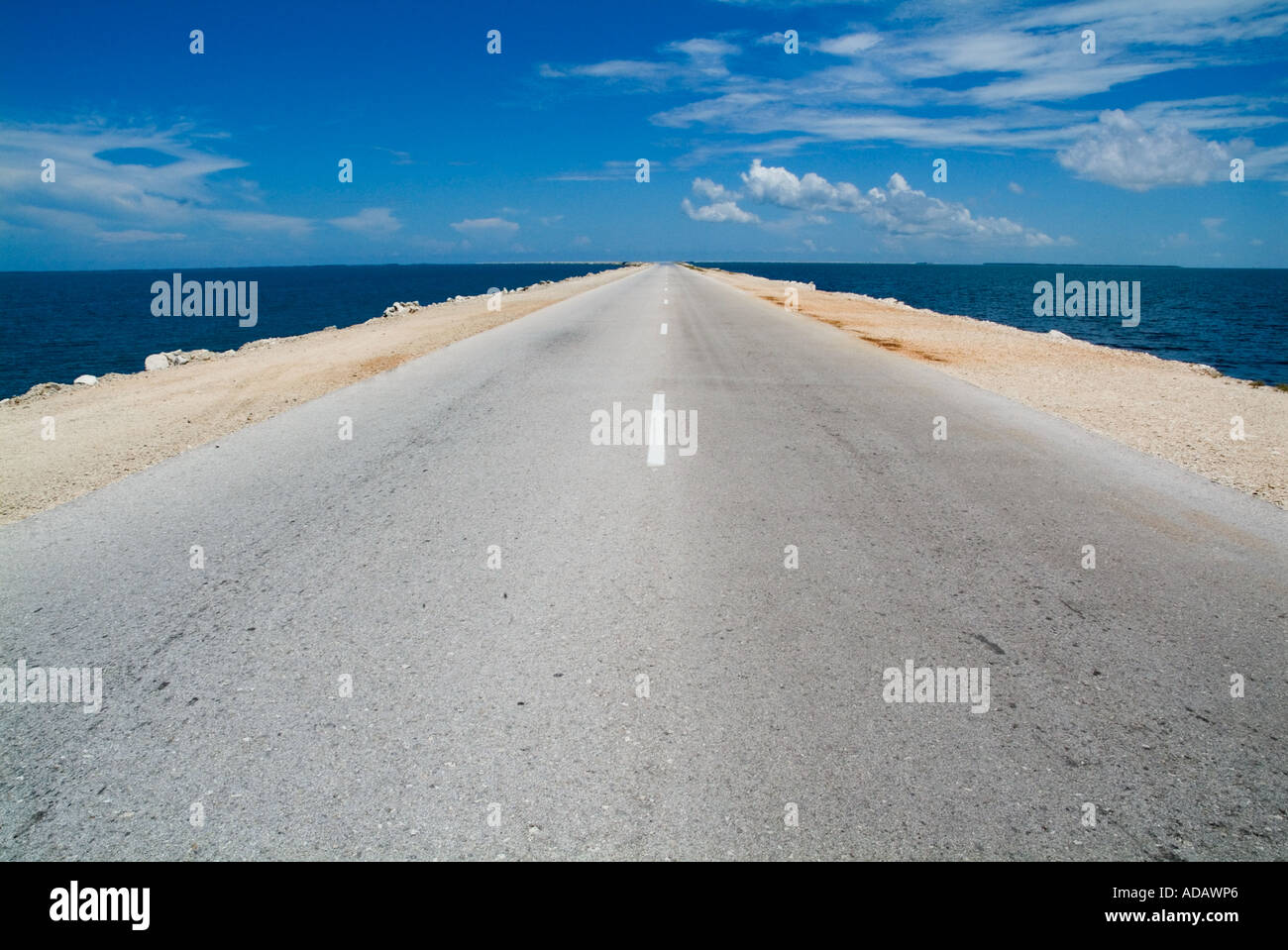 Larga recta carretera que va a Cayo Santa María, Cuba Foto de stock