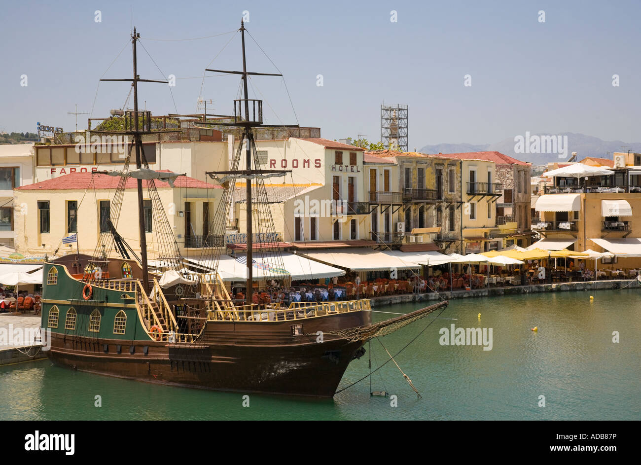 El barco turístico "Capitán Hook", diseñado como un barco pirata, en el puerto veneciano de Rethymnon / Grecia / Creta Foto de stock