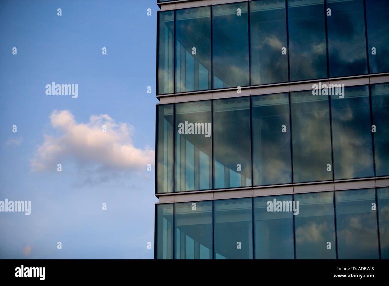 Las oficinas comerciales de Arquitectura de Londres y el cielo de windows Foto de stock
