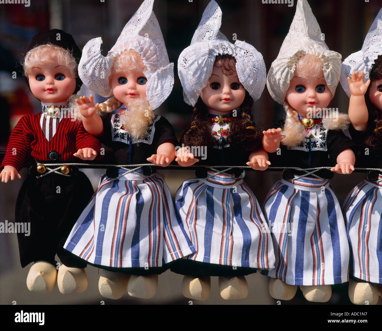 Muñecas de recuerdos en el traje nacional de Holanda Fotografía de stock -  Alamy