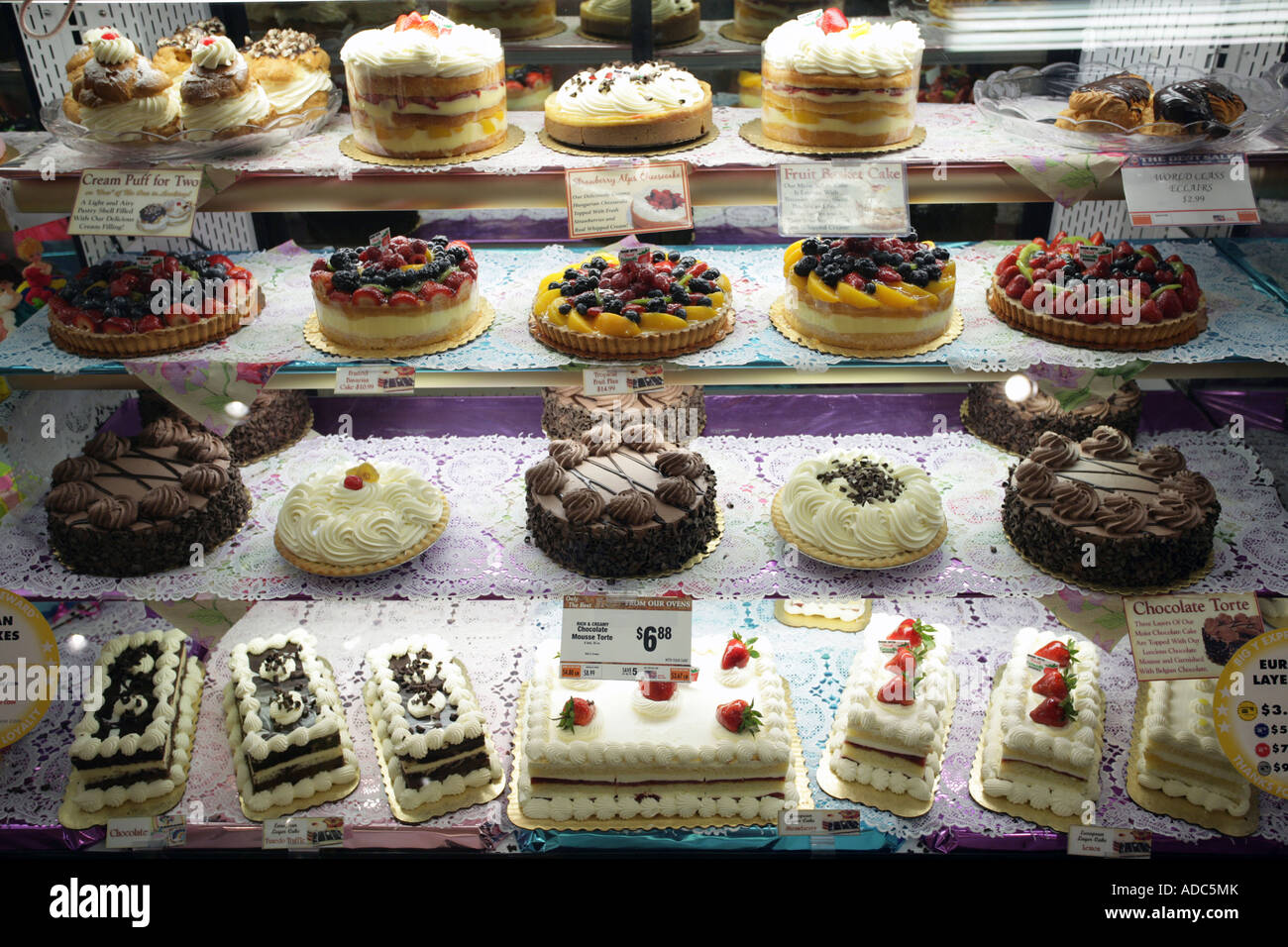 Pasteles para la venta en un supermercado grande vitrina Fotografía de  stock - Alamy