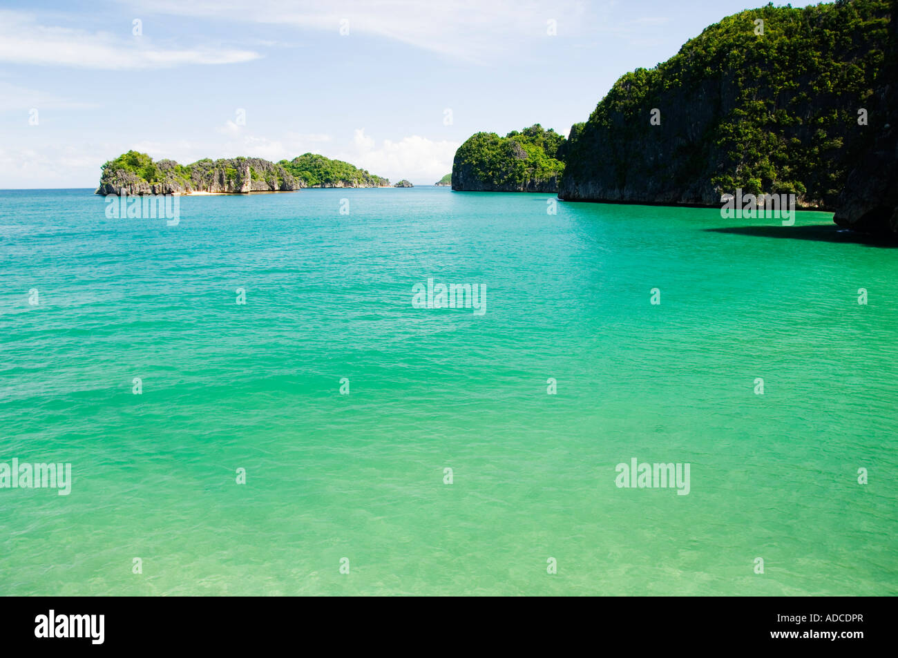 Camarines Sur Caramoan Bicol Parque Nacional Gota Playa el Agua cristalina  Fotografía de stock - Alamy