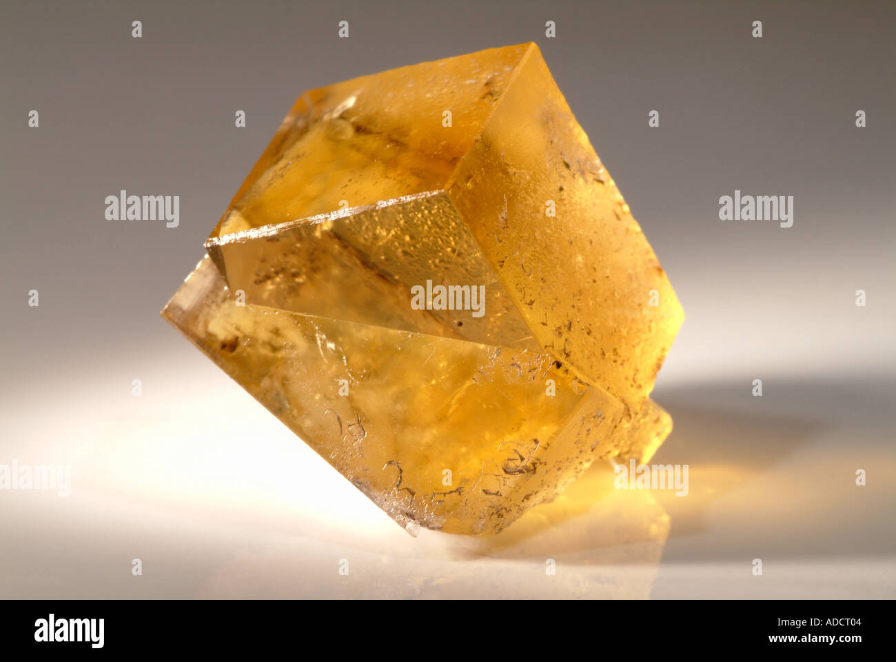 Fluorita mineral, solo twin en amarillo transparente fluorita, mina, Hilton  Scordale, Cumbria, Inglaterra Fotografía de stock - Alamy