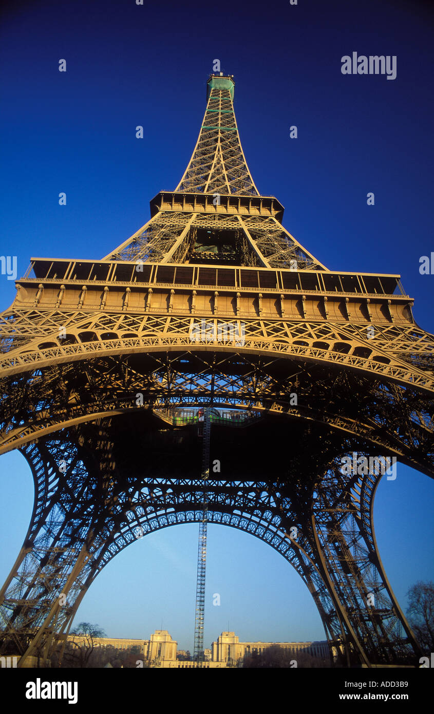 Torre Eiffel mirando hacia el cielo desde abajo París Francia Foto de stock