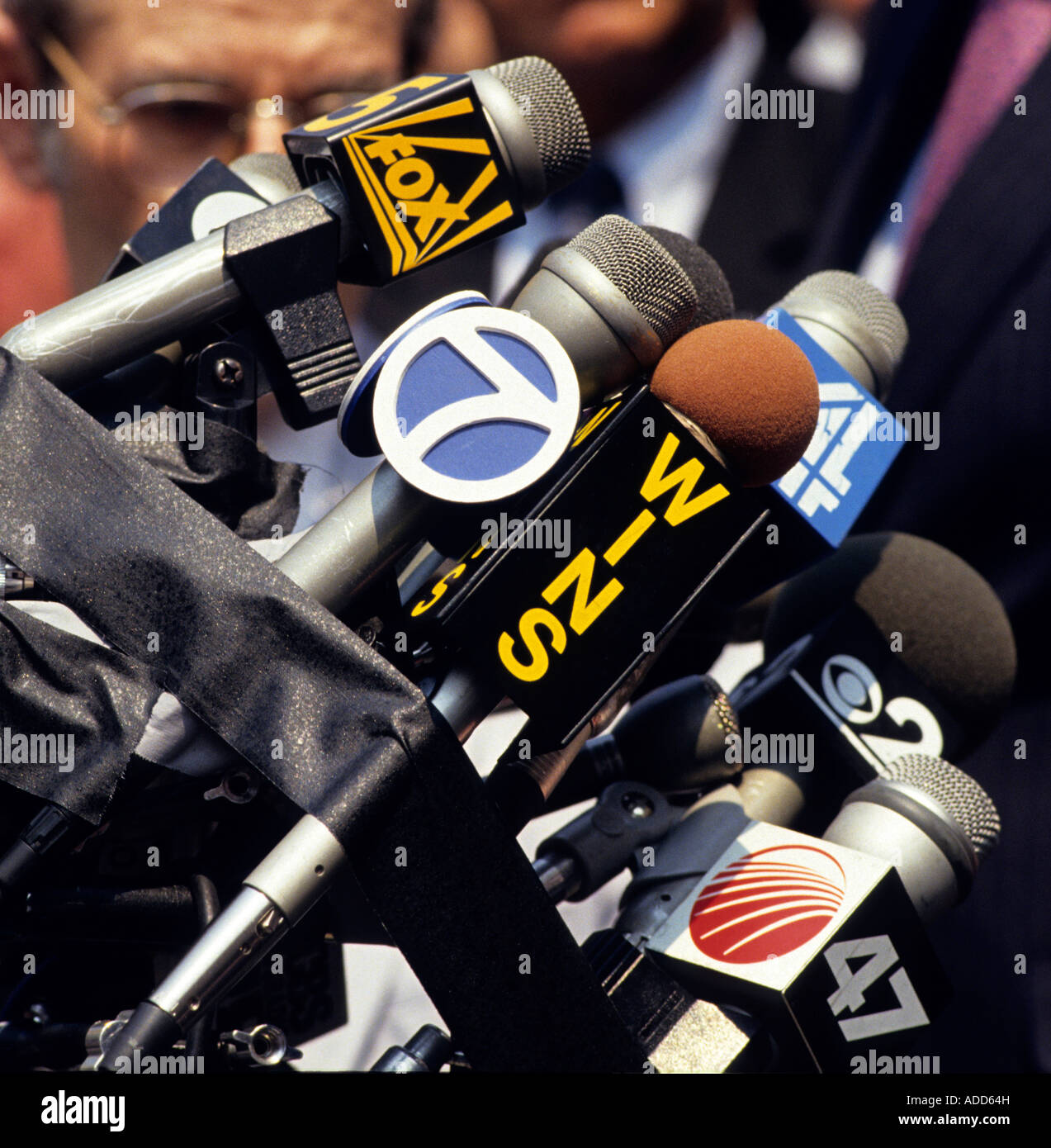 Los micrófonos de los medios de comunicación están agrupadas en un stand durante una conferencia de prensa al aire libre Foto de stock