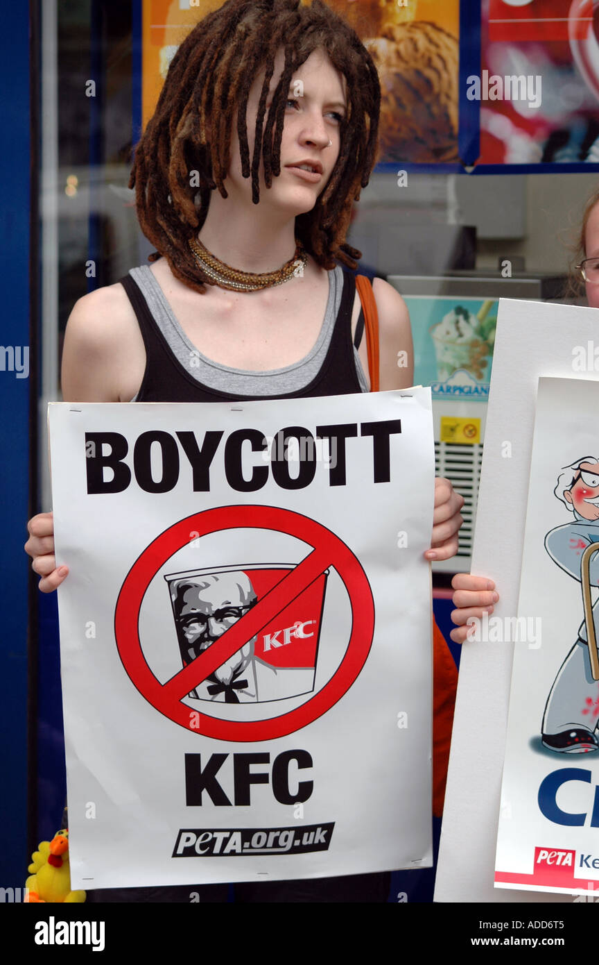 Chica de PETA org protestando frente a KFC restaurante en Varsovia, Polonia Foto de stock