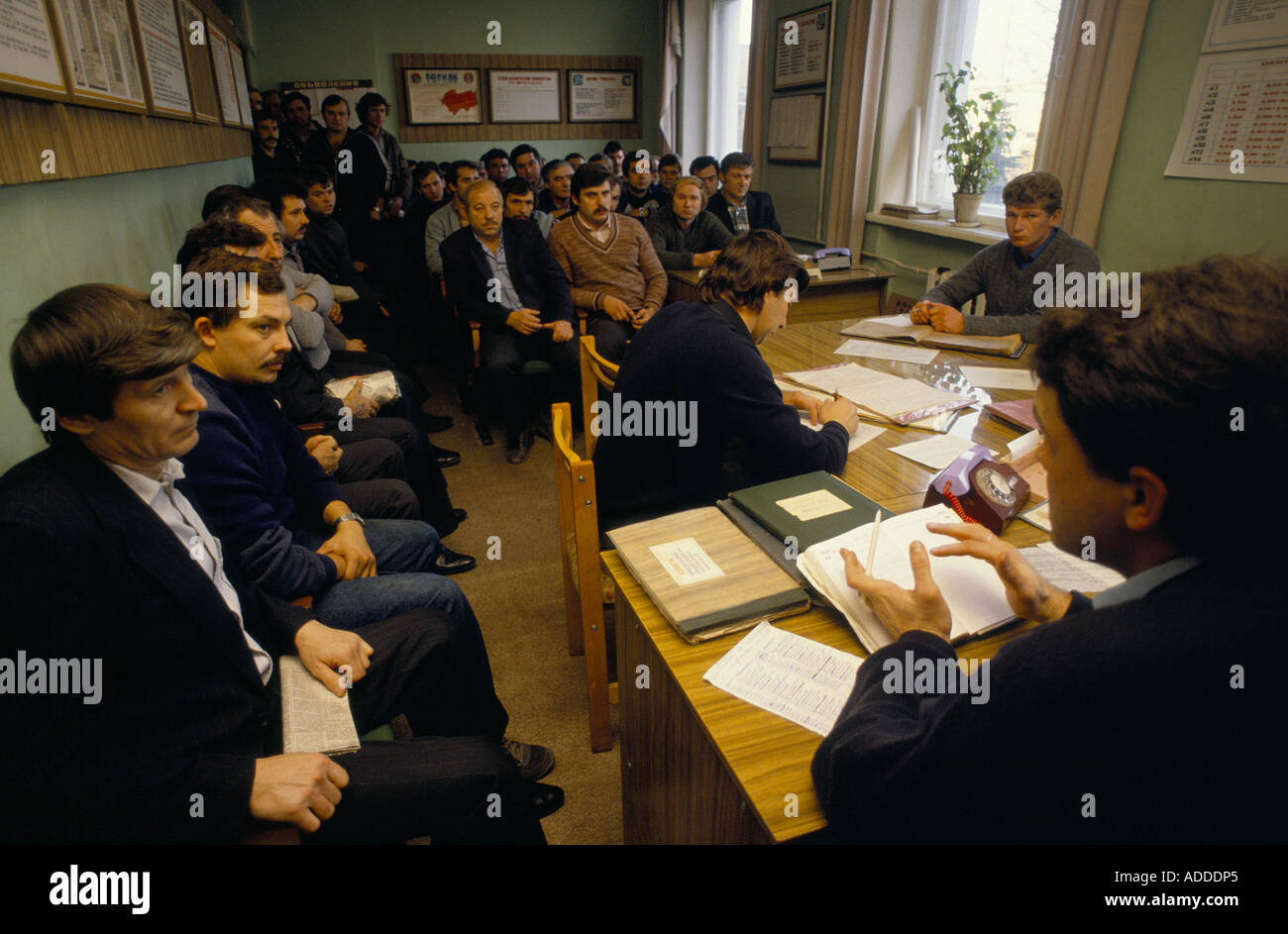 Ucrania Los mineros asisten a una sesión antes de su turno en la mina Sots Donbas, Donetske, este de Ucrania, el 1989 de octubre. Foto de stock