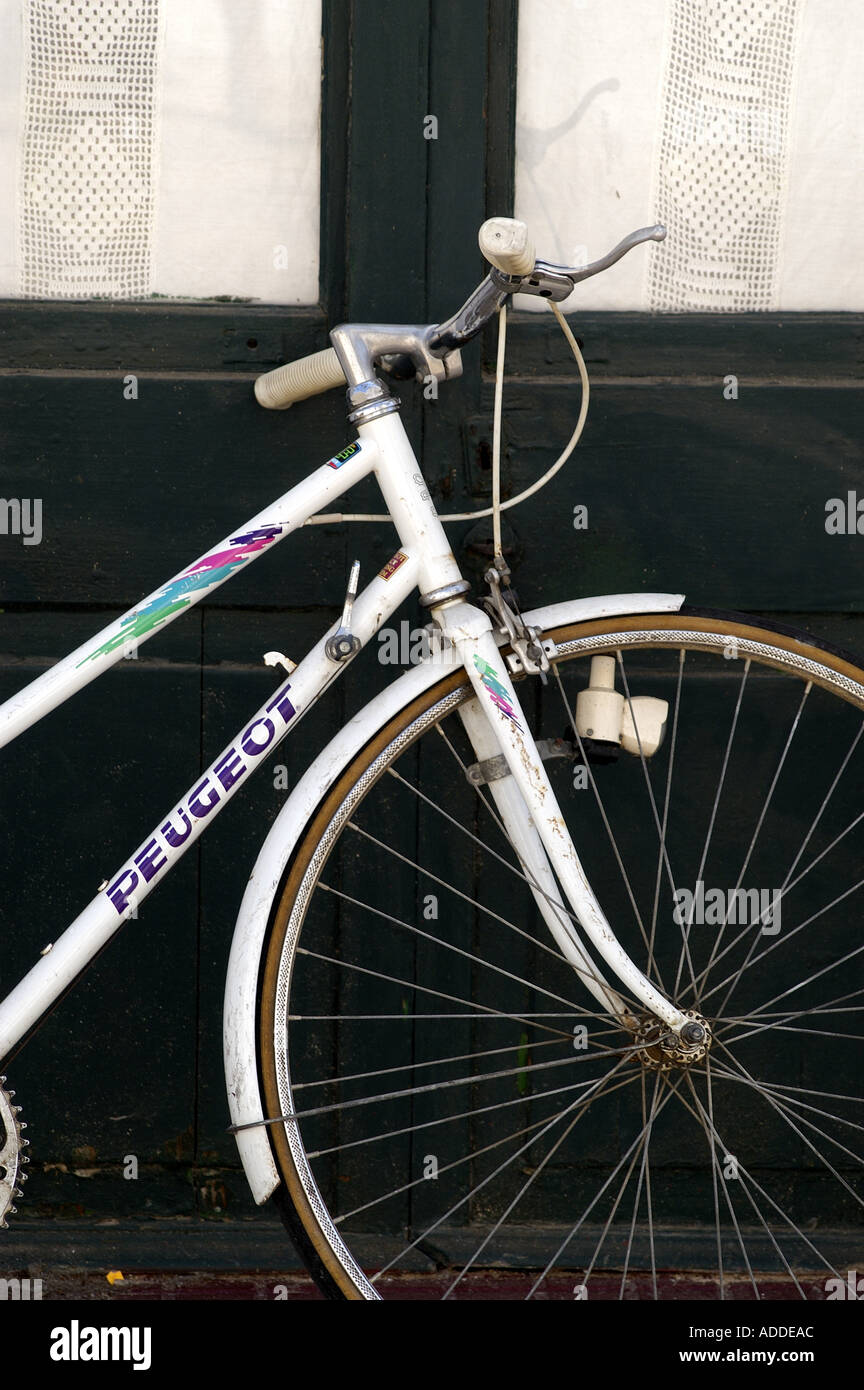 Una bicicleta Peugeot blanco apoyado contra una puerta negra Fotografía de  stock - Alamy