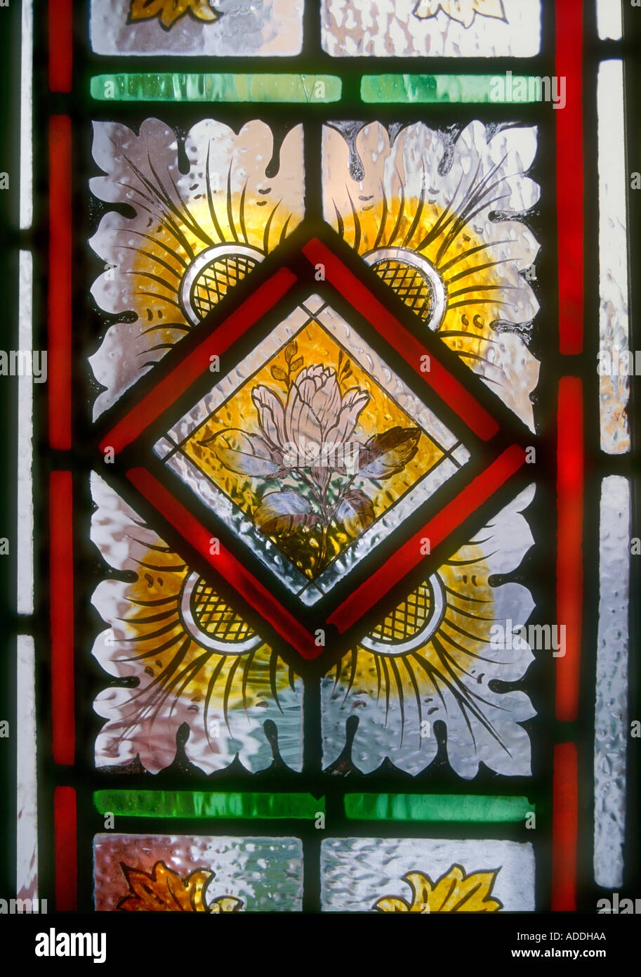 Panel vidrieras decorativas pintadas a mano diseño floral victoriana  británica Londres alojamiento Fotografía de stock - Alamy