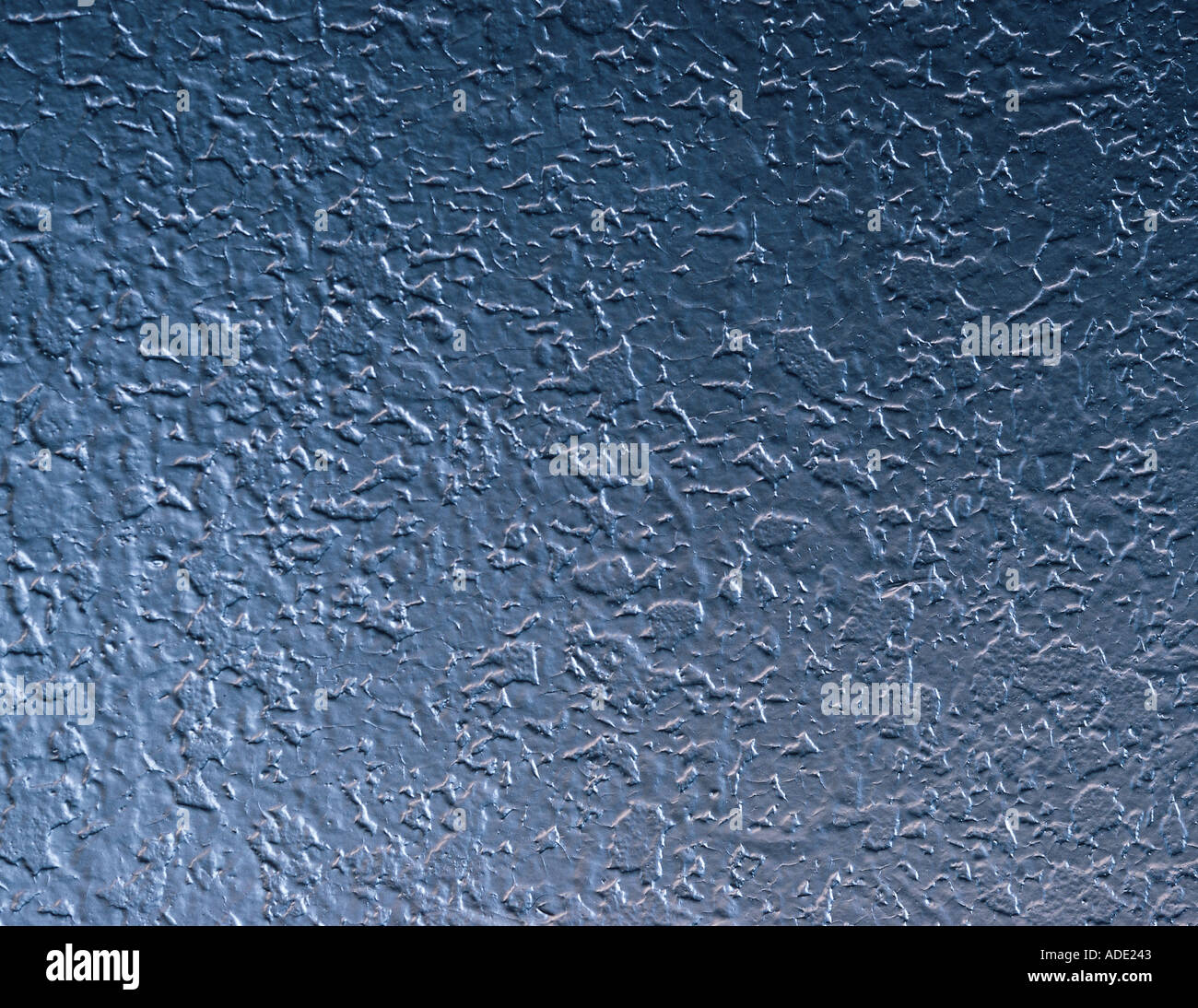 De cerca una gris azulado brillante áspera superficie metálica picadas Foto de stock