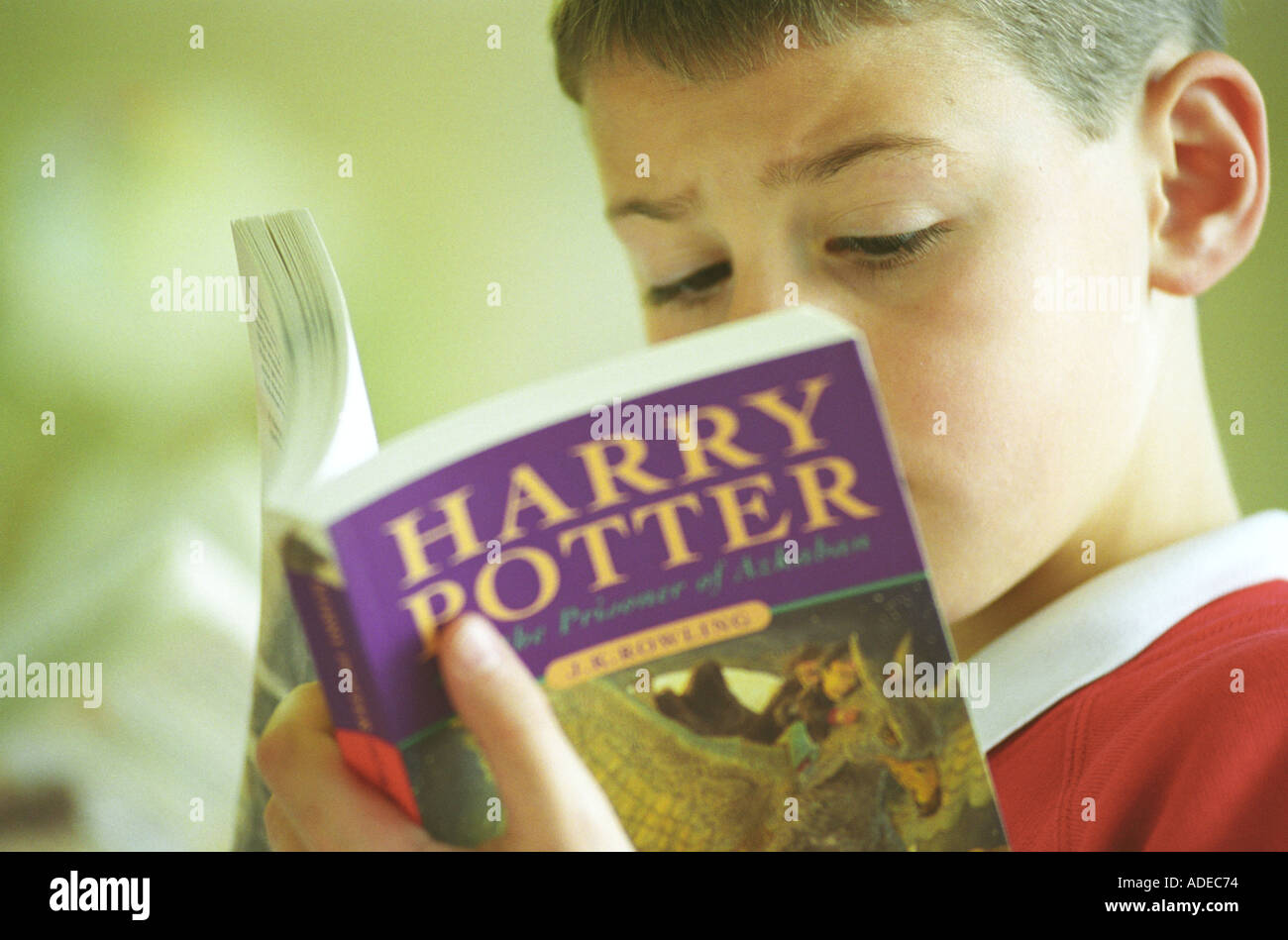 Un joven lector con un libro de Harry Potter Harry Potter y el Prisionero de Azkaban en una librería en Birmingham, Reino Unido Foto de stock