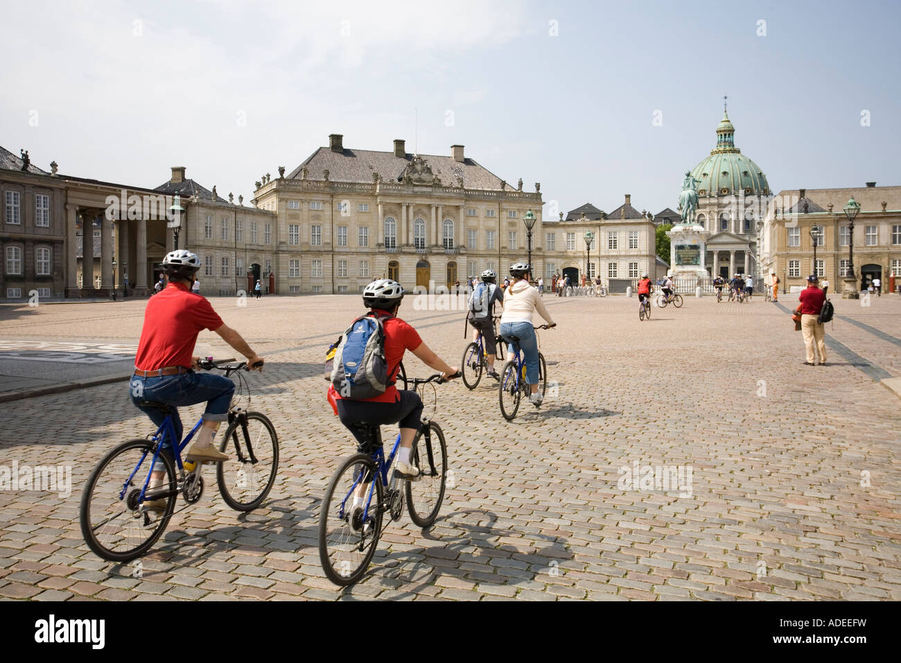 Los ciclistas en un tour por la ciudad de Copenhague, visita del palacio de Amalienborg Foto de stock